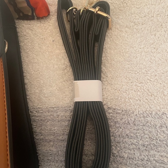 Adorable, lady’s handbag w/adjustable strap to wear crossbody. Never used. - Picture 3 of 12